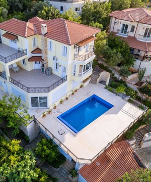 Villa Sarı