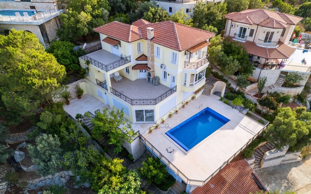 Villa Sarı