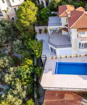 Villa Sarı