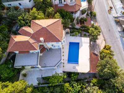 Villa Sarı