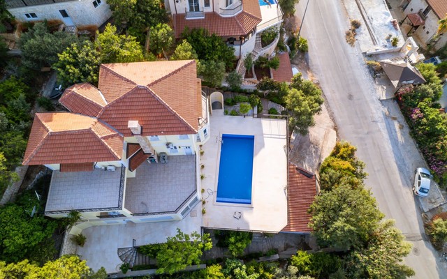 Villa Sarı