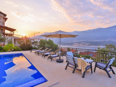 Villa Sarı