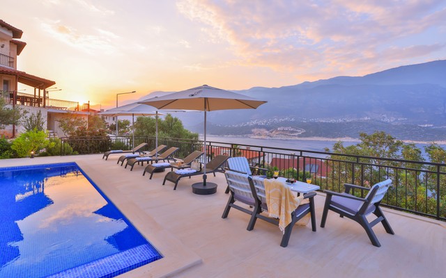 Villa Sarı